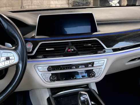 Used 2020 BMW 745e xDrive image 9