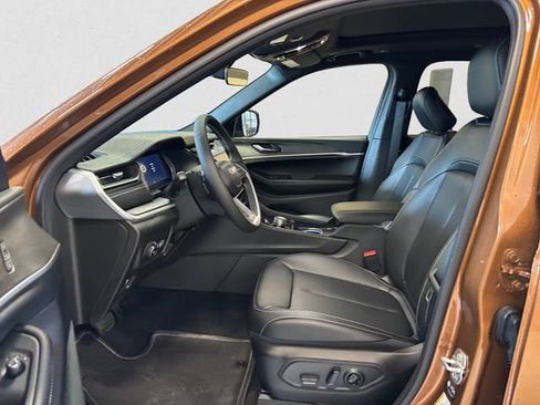 New 2026 Jeep Grand Cherokee L Limited w/ Limited Altitude Package AWD/4WD image 10