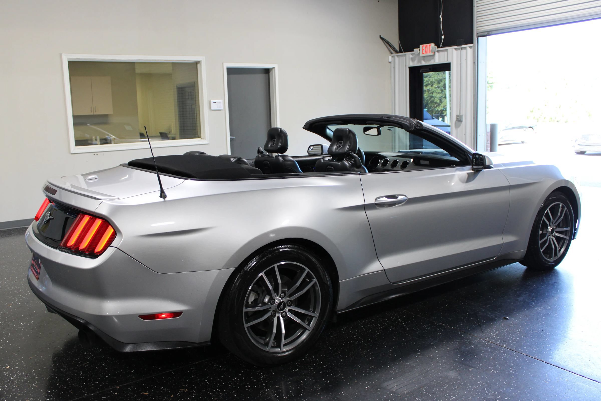 Used 2016 Ford Mustang Convertible RWD image 26