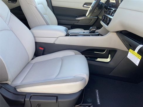 New 2026 Nissan Pathfinder SL w/ SL Premium Package FWD image 32