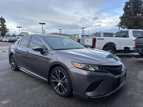 Used 2019 Toyota Camry SE image 3