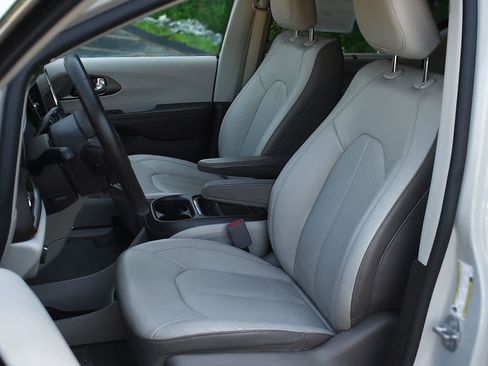 Used 2019 Chrysler Pacifica Touring-L FWD image 10