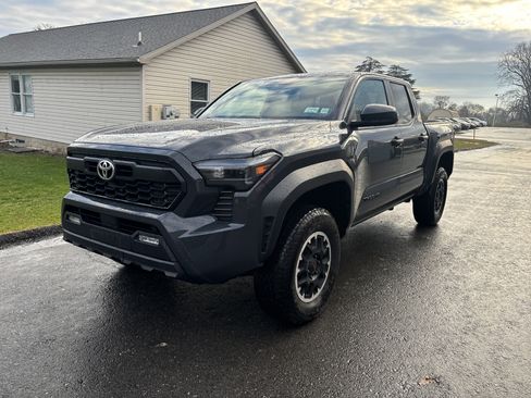 Used 2024 Toyota Tacoma TRD Off-Road image 7