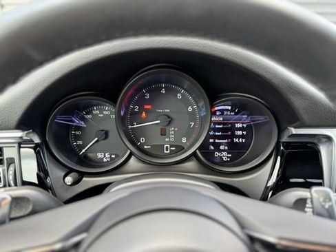 Used 2025 Porsche Macan image 23