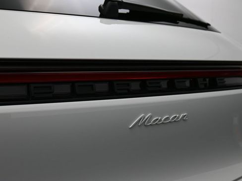 Certified 2025 Porsche Macan image 14