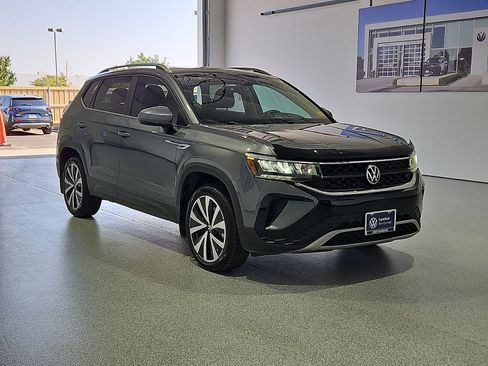 Certified 2023 Volkswagen Taos SE w/ Panoramic Sunroof Package FWD image 2