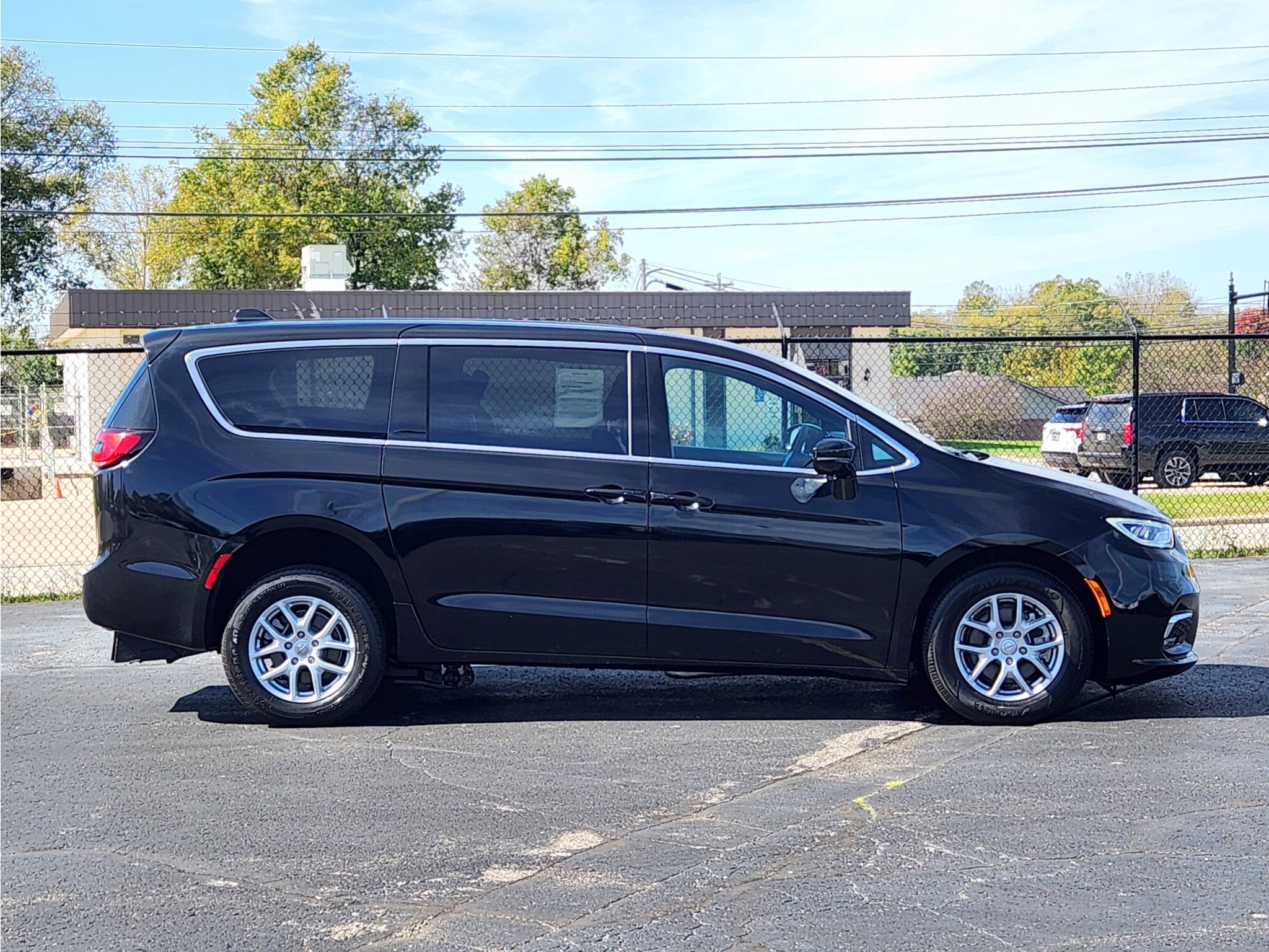 Used 2026 Chrysler Pacifica Select FWD image 19