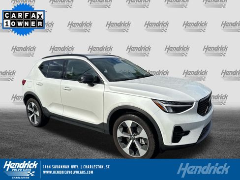 Used 2025 Volvo XC40 B5 Plus AWD/4WD image 1