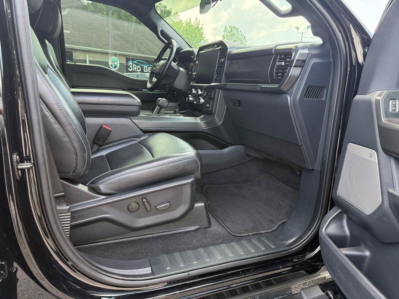 Used 2025 Ford F150 Lariat w/ Bed Utility Package AWD/4WD image 12