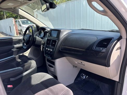 Used 2019 Dodge Grand Caravan SE w/ UConnect Hands-Free Group FWD image 15