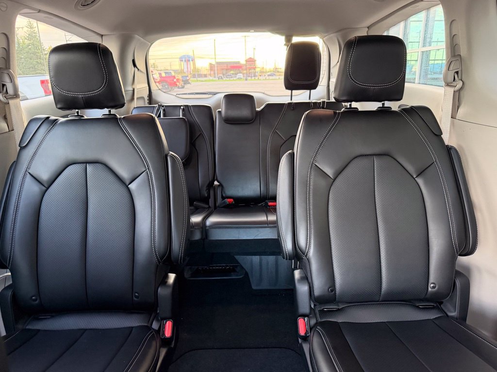 Used 2024 Chrysler Pacifica Touring-L FWD image 16