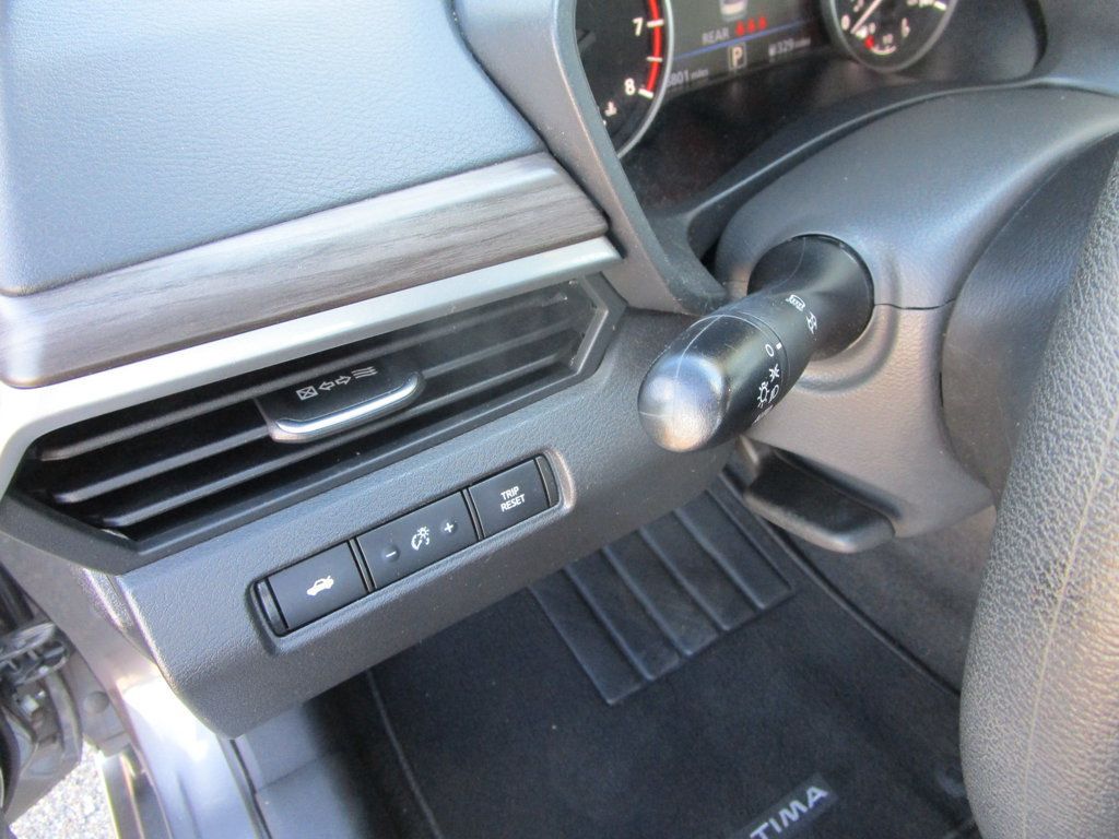 Used 2025 Nissan Altima 2.5 SV FWD image 24
