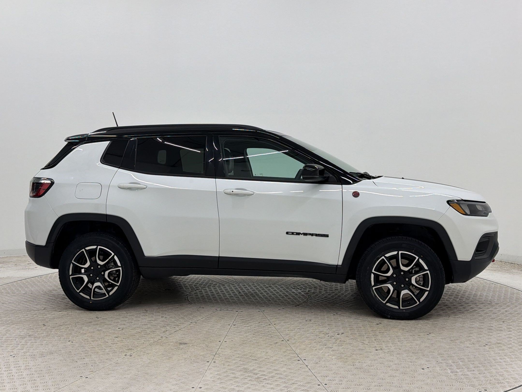 Used 2024 Jeep Compass Trailhawk AWD/4WD image 8