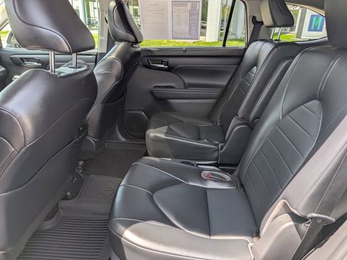 Used 2022 Toyota Highlander XLE AWD/4WD image 21