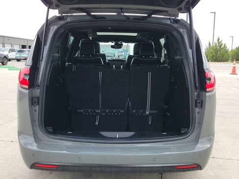 Used 2025 Chrysler Pacifica Limited FWD image 16