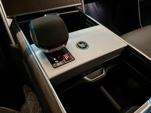 Certified 2025 Land Rover Range Rover SE image 20