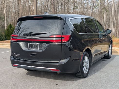 Used 2023 Chrysler Pacifica Touring-L image 3