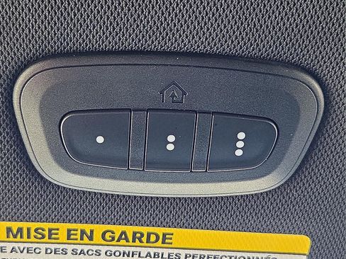 Used 2025 Chrysler Pacifica Limited image 21