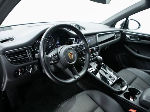 Certified 2024 Porsche Macan image 4