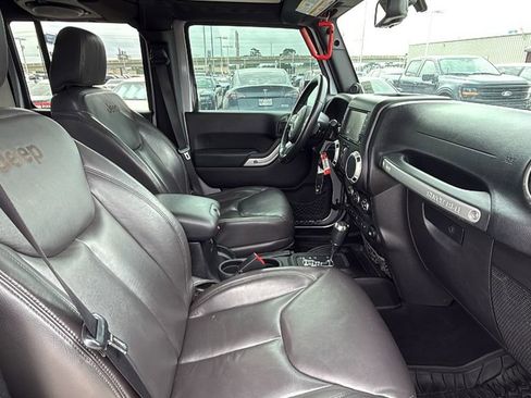 Used 2013 Jeep Wrangler Unlimited Sahara w/ Connectivity Group AWD/4WD image 30