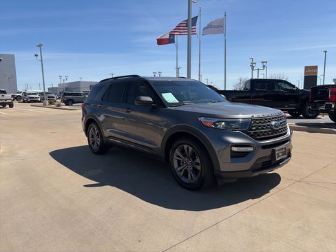 Used 2021 Ford Explorer XLT w/ Equipment Group 202A image 7