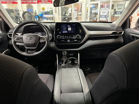 Used 2024 Toyota Highlander LE AWD/4WD image 12