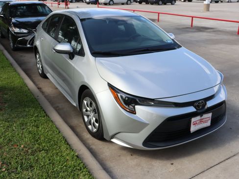 Used 2024 Toyota Corolla LE FWD image 2
