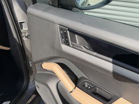 Used 2025 Porsche Cayenne image 26