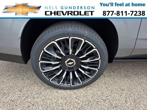 New 2026 Chevrolet Suburban High Country AWD/4WD image 9