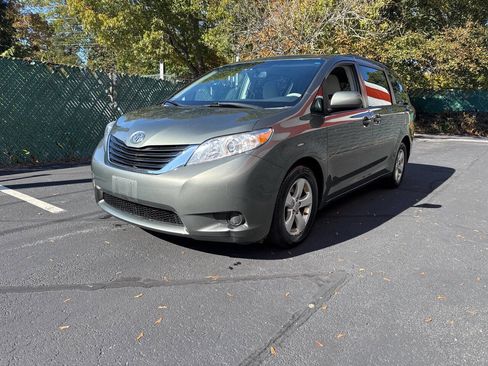 Used 2014 Toyota Sienna LE image 2