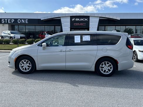 Used 2020 Chrysler Pacifica Touring image 4