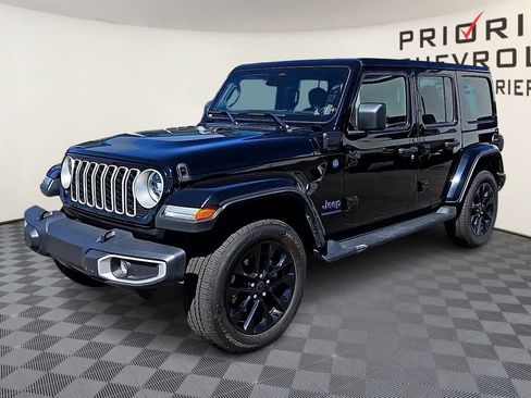 Used 2025 Jeep Wrangler Unlimited Sahara AWD/4WD image 4