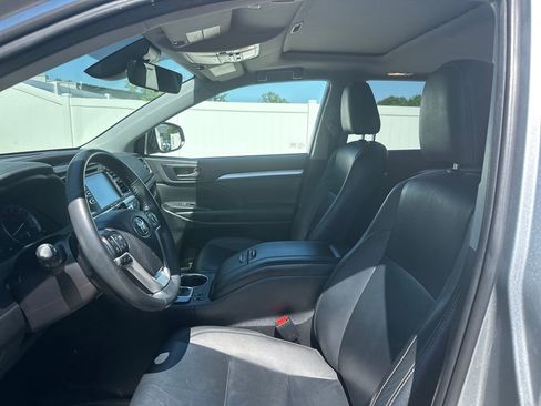 Used 2019 Toyota Highlander XLE AWD/4WD image 12