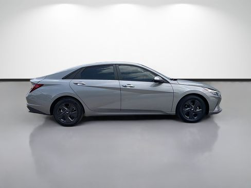 Used 2022 Hyundai Elantra SEL FWD image 2