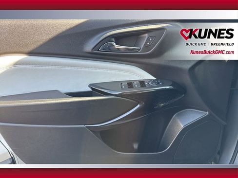 Used 2025 Chevrolet Trax LT image 32