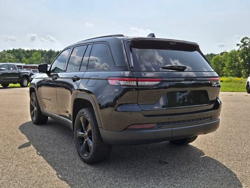 Used 2023 Jeep Grand Cherokee Limited w/ Luxury Tech Group II AWD/4WD image 3