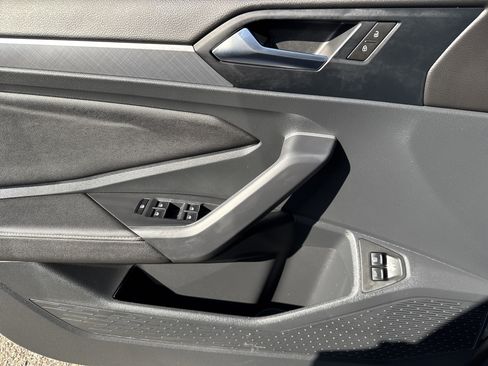 Used 2024 Volkswagen Jetta SE w/ Panoramic Sunroof Package image 9