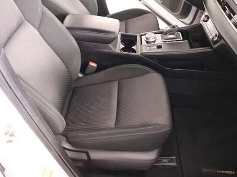 Used 2023 Mitsubishi Outlander ES FWD image 12