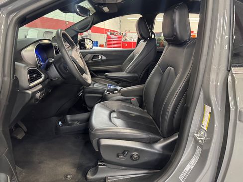 Used 2025 Chrysler Pacifica Select FWD image 14