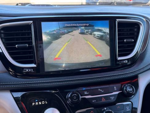 Used 2023 Chrysler Pacifica Touring-L image 20