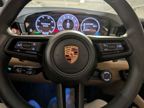 Used 2025 Porsche Cayenne image 31