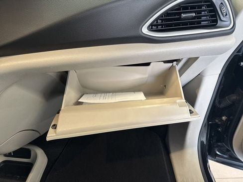 Used 2024 Chrysler Pacifica Touring-L image 53