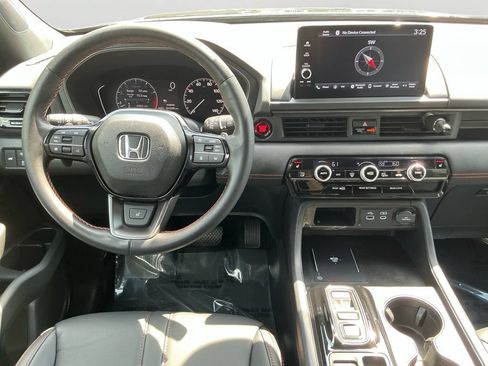 Used 2025 Honda Pilot TrailSport image 16