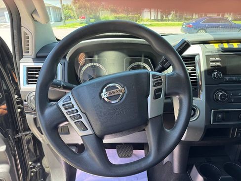 Used 2017 Nissan Titan SV RWD image 14