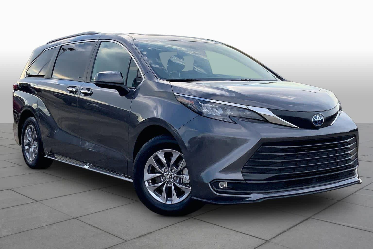 Certified 2025 Toyota Sienna XLE FWD image 3