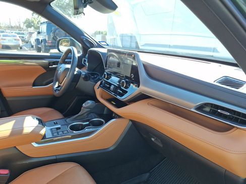 Used 2023 Toyota Highlander Platinum image 37