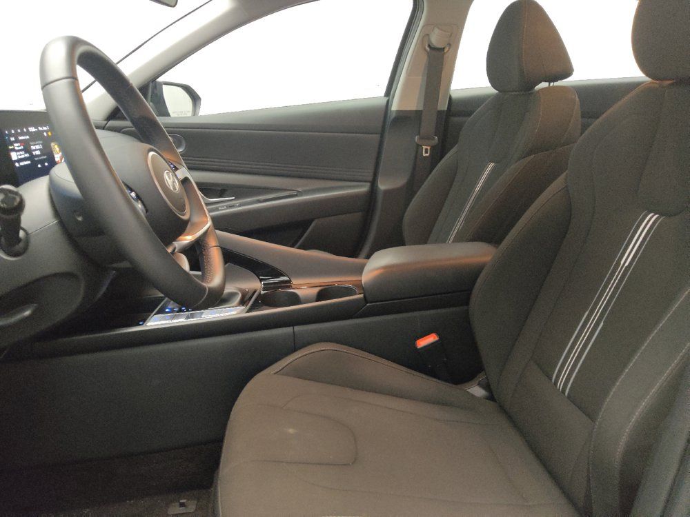 Used 2025 Hyundai Elantra SEL FWD image 17