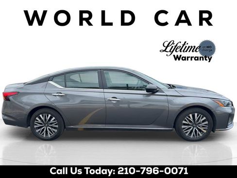 Used 2025 Nissan Altima 2.5 SV FWD image 2