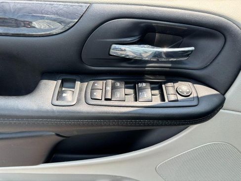 Used 2019 Dodge Grand Caravan SE FWD image 9