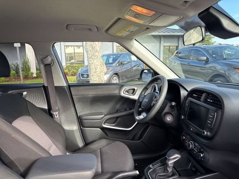 Used 2025 Kia Soul LX w/ LX Technology Package FWD image 11